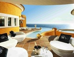 Una casa decorada con oro y cristales de Swarovski se vende en Mallorca