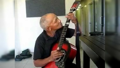 ¿Cómo tocar la guitarra con una cucharilla?