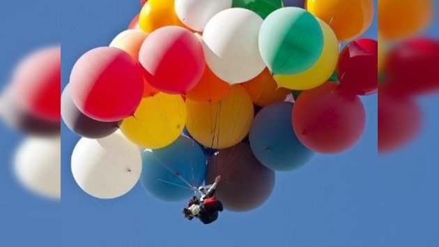 Un estadounidense cruza el Canal de la Mancha en globos de helio