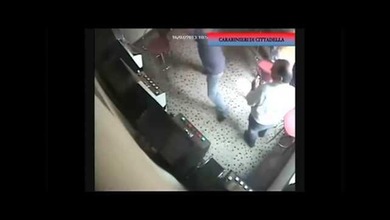 Un hombre destroza con un hacha varias máquinas tragamonedas por venganza