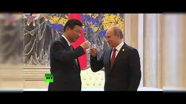 Putin y Xi Jinping brindan por el histórico acuerdo de gas