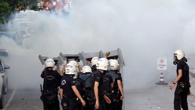La Policía turca dispersa con gases a los manifestantes por la tragedia en la mina