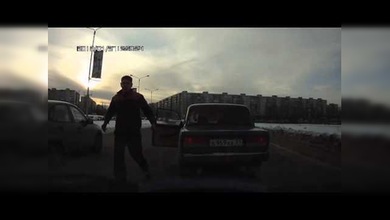 Ira en la carretera: Se lleva por delante la puerta de un Lada