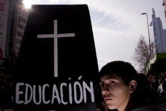 Las protestas prenden en Chile, donde los estudiantes chocan con la policía