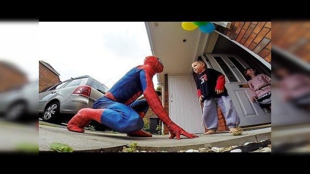 Se viste de Spiderman para felicitar por su cumpleaños a su hijo de 5 años con un tumor cerebral