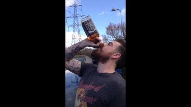 ¡Salud!: Un hombre se bebe una botella de whisky en 13 segundos