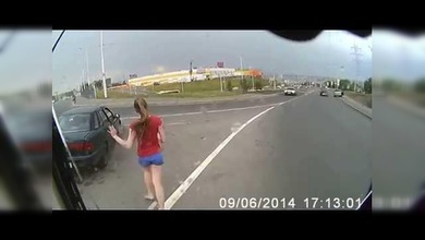 Se salva por un centímetro de ser atropellada por un autobús
