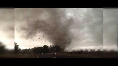 Un tornado 'persigue' a un coche que se le acerca demasiado