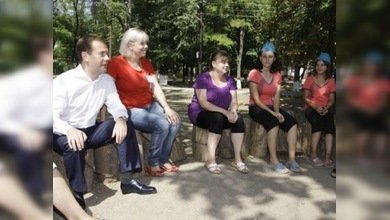 El presidente Medvédev visita a niños víctimas de los incendios