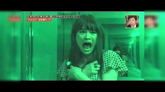 Aterradora broma japonesa de un 'fantasma' en un ascensor
