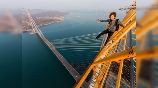 FOTOS: Jóvenes rusos escalan un puente de 300 metros sin asegurar