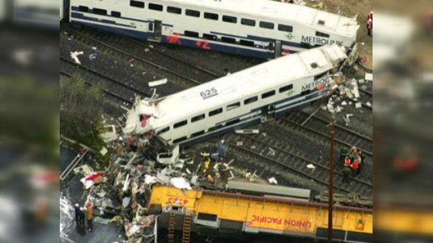 Un tren de pasajeros arrolla a dos autos en California