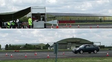 Crean un sistema que apaga los motores de los autos de forma remota con ondas de radio