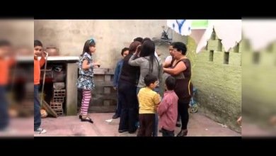Un niño se equivoca de piñata y le propina un palazo a su amigo