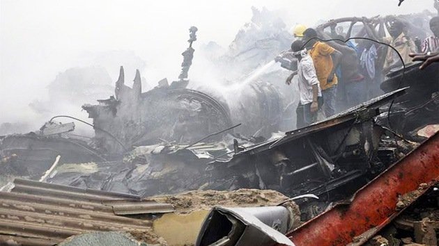 Un avión de pasajeros se estrella en Nigeria