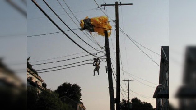 Un paracaidista pasó horas colgado en los cables de electricidad