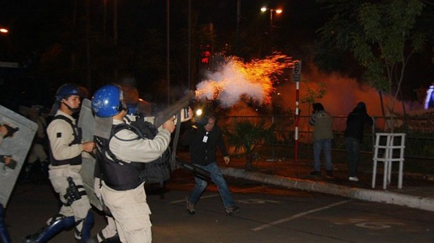 Video: La policía dispersa por las malas a los partidarios de Lugo