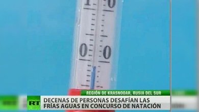 Las aguas gélidas del mar Negro no asustan a los nadadores