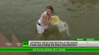Batalla de agua en un parque moscovita