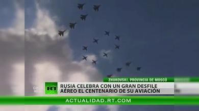 Miles de personas asisten al desfile aéreo en la celebración del centenario de la aviación rusa