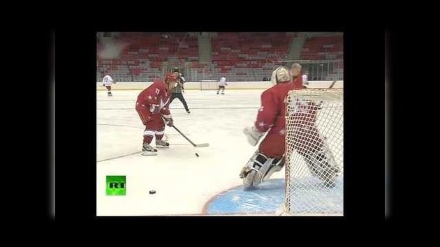 Putin y Lukashenko saltan al hielo para codearse con exestrellas de hockey