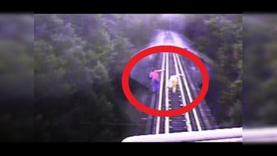 Dramático momento en que un tren pasa por encima de dos mujeres que milagrosamente se salvan