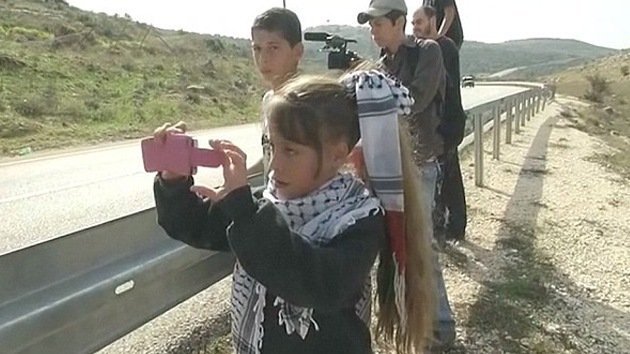 Niña palestina resiste a la ocupación israelí con una cámara en la mano