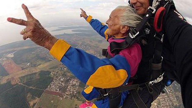 Aida Gemaque Mendes, de 103 años, es la paracaidista más longeva del mundo