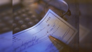 Los cheques bancarios caen en desuso