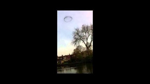 Aparece un extraño anillo negro gigante en el cielo en Reino Unido