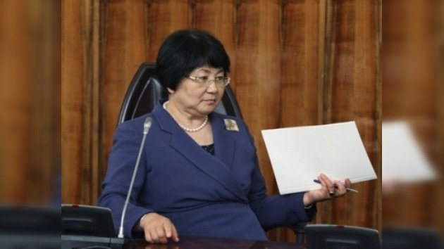 Rosa Otunbáeva juró su cargo como presidenta de Kirguistán