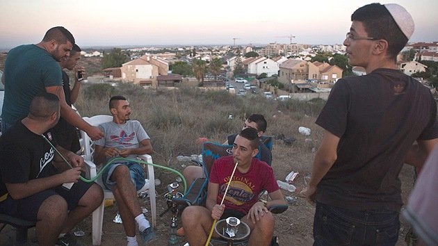 Fotos: Los israelíes ven arrojar bombas sobre Gaza desde una colina como si fuera un cine