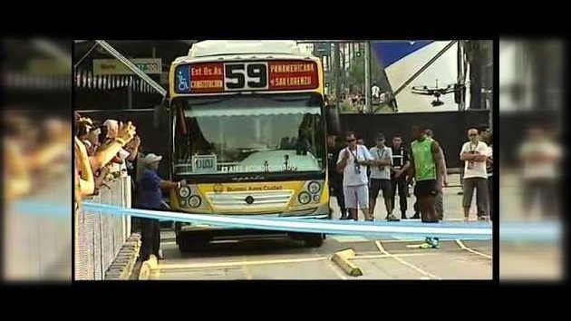 El hombre más rápido, Usain Bolt, desafía a un autobús en Buenos Aires