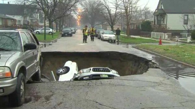 Video: Un agujero gigante en una calle de EE.UU. ‘devora’ a varios vehículos