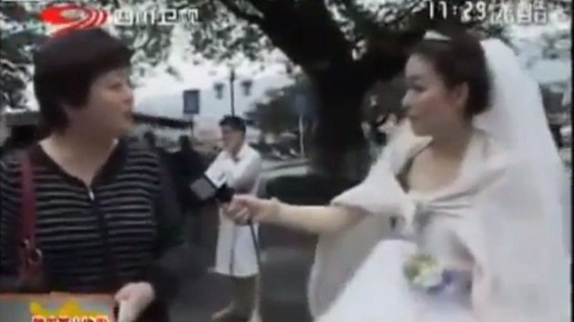 Video: Una periodista china interrumpe su boda para cubrir el sismo