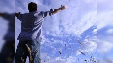 Enojarse con Dios es común incluso entre ateos y agnósticos