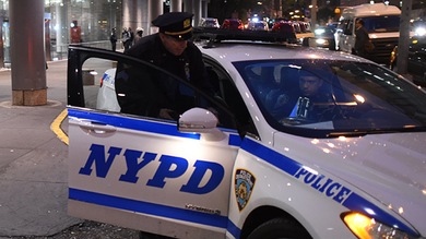Video: Un policía de Nueva York golpea cruelmente a un muchacho en el metro