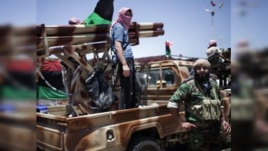 Emisarios de Gaddafi negocian con la oposición la suerte del líder libio 