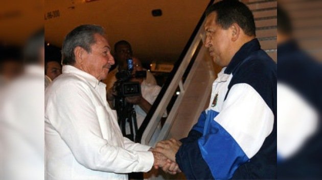 Raúl Castro recibe a Chávez, que volvió a Cuba para continuar tratamiento contra el cáncer