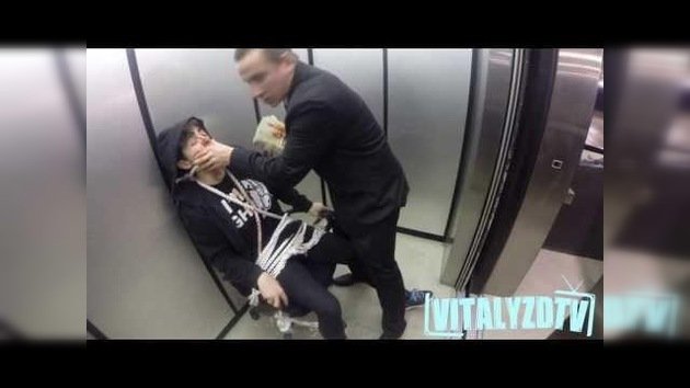 Subidón de pánico en el ascensor: ¿Se metería con un torturador dentro?