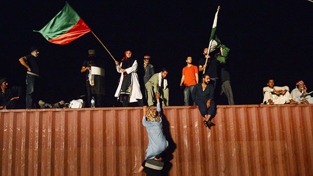 En Pakistán manifestantes asaltan el edificio de una televisión estatal
