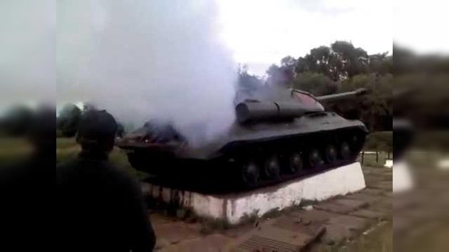 Milicianos de Donetsk reparan un tanque creado durante la Segunda Guerra Mundial