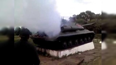 Milicianos de Donetsk reparan un tanque creado durante la Segunda Guerra Mundial