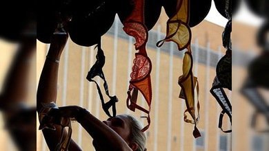 ¿Cómo encadenar miles de sostenes y no morir en el intento?