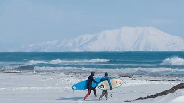 Surf invernal en Siberia: tres rusos conquistan las gélidas olas del Pacífico