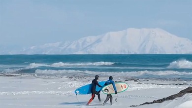 Surf invernal en Siberia: tres rusos conquistan las gélidas olas del Pacífico