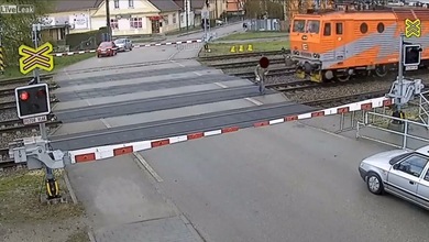 Un peatón se salva por los pelos de morir atropellado por un tren