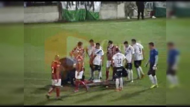Un futbolista argentino se desploma en pleno partido y muere de un paro cardiaco