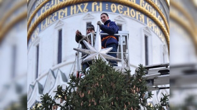 Moscú 'planta' su árbol de Año Nuevo