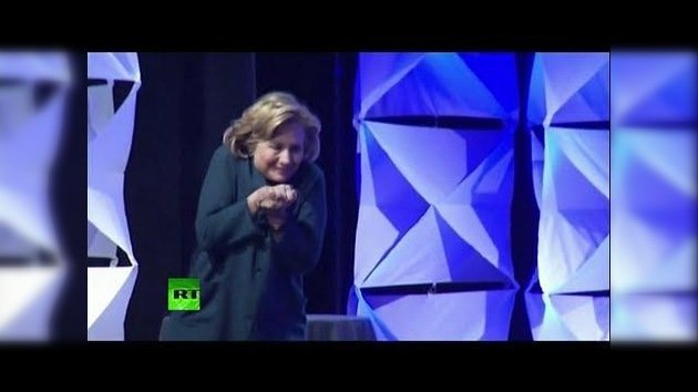 Video: Lanzan un zapato a Hillary Clinton en pleno discurso